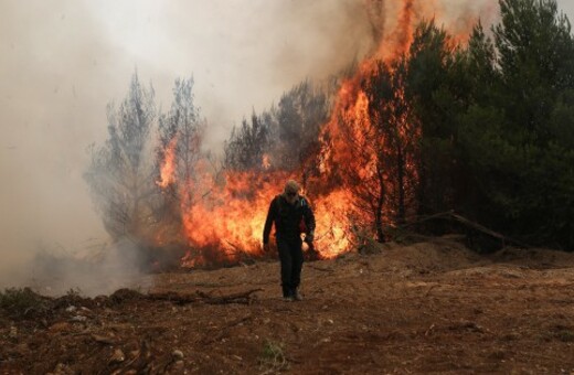 Μεγάλη φωτιά στην Κέρκυρα- Κινδυνεύουν ξενοδοχεία και σπίτια