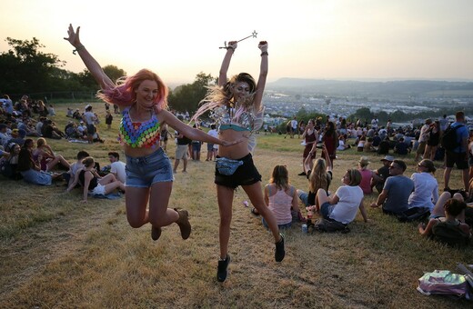 To φεστιβάλ Glastonbury ξεκίνησε - Χιλιάδες άνθρωποι συγκεντρώθηκαν για τη μεγάλη γιορτή της μουσικής