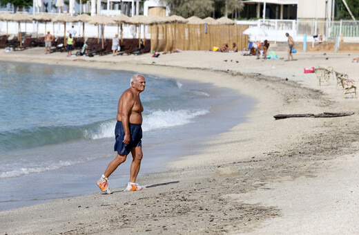 Κάνουν μπάνιο κανονικά στον Άλιμο - Σημερινές φωτογραφίες από την πλαζ