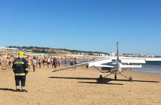 Νεκροί λουόμενοι κοντά στη Λισαβόνα από μικρό αεροπλάνο που έκανε αναγκαστική προσγείωση σε παραλία