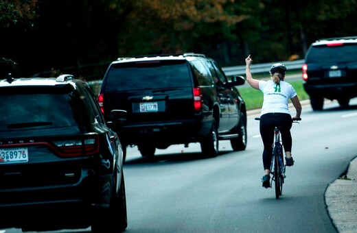 Η στιγμή που μια ποδηλάτισσα υψώνει το μεσαίο δάχτυλο στον Ντόναλντ Τραμπ