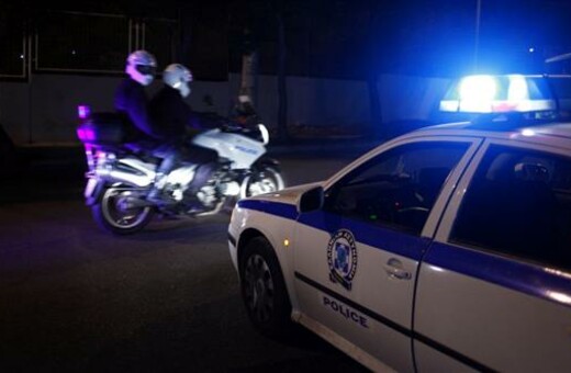 Επίθεση κουκουλοφόρων με μολότοφ στο Αστυνομικό Τμήμα Πεύκης