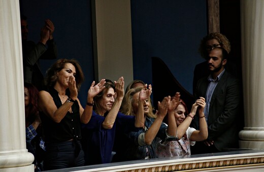 Οι πανηγυρισμοί και τα χαμόγελα στα θεωρεία της Βουλής τη στιγμή που ανακοινώθηκε πως υπερψηφίστηκε το νομοσχέδιο