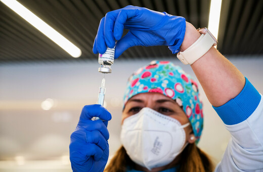 AstraZeneca: Ασφαλές το εμβόλιο, διαβεβαιώνει ο διευθυντής του Oxford Vaccine Group 