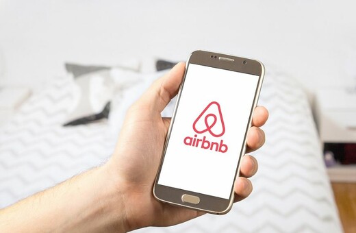 Airbnb: Χαράτσι στο εισόδημα - Δείτε πόσο θα πληρώνουν οι ιδιοκτήτες