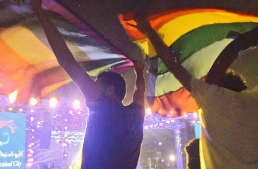 Η Αίγυπτος θα υποβάλλει άντρες σε εξέταση πρωκτού επειδή ανέμισαν την σημαία του Gay Pride σε ποπ συναυλία