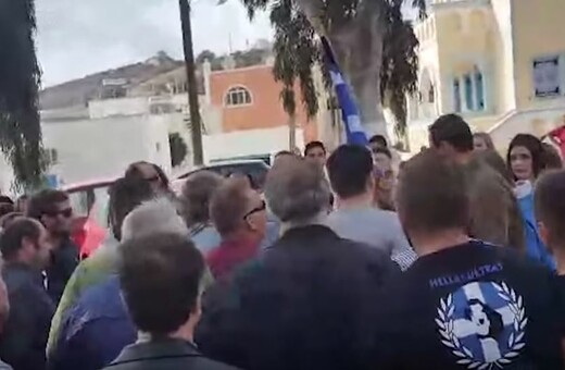 Εικόνες ντροπής σε παρέλαση στην Σαντορίνη - Επεισόδια από Χρυσαυγίτες για τη σημαιοφόρο από την Αλβανία