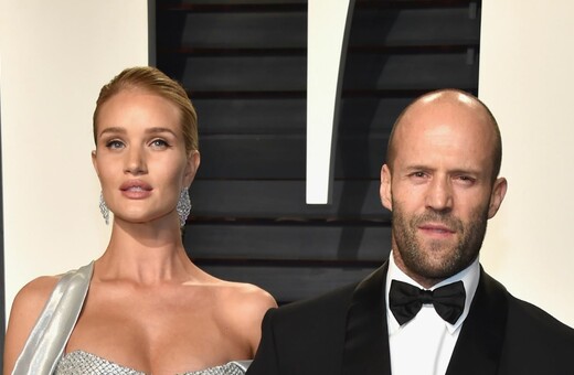 O Jason Statham έγινε μπαμπάς - Η τρυφερή ανακοίνωση της Rosie Huntington-Whiteley με φωτογραφία του νεογέννητου