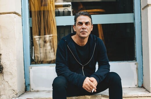 Ο Δημήτρης Πολιτάκης προσπαθεί να διαχειριστεί τα 50 (δύο χρόνια πριν τα κλείσει)