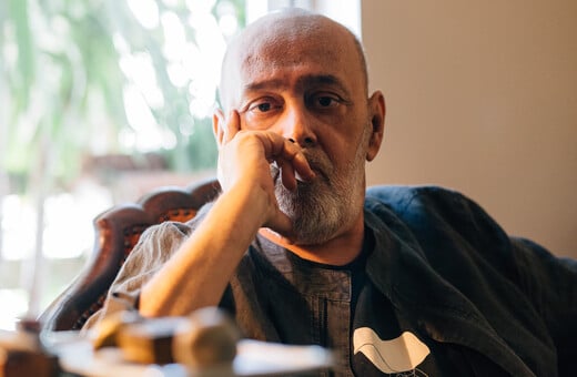 Χρήστος Αγγελάκος: «Δεν γράφω για να μ' αγαπάτε, γράφω για να φτιάξω έναν κόσμο»