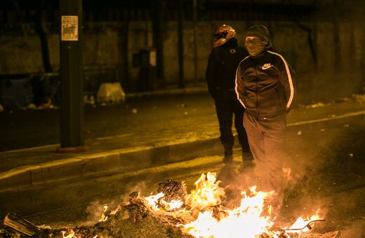 Κάλεσμα στους κατοίκους Εξαρχείων: Πέτα μια γλάστρα απ' το μπαλκόνι και δώσε πρόσβαση στην ταράτσα για τους διαδηλωτές