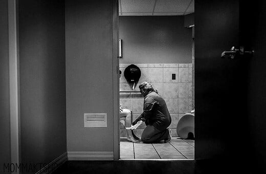 Η δυνατή και συγκινητική φωτογραφία μιας νοσοκόμας να βοηθά στην τουαλέτα μια γυναίκα που μόλις γέννησε