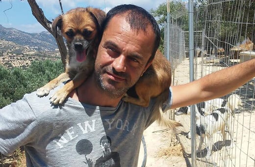 Ο άντρας που ζει στην Κρήτη συντροφιά με 250 σκυλιά