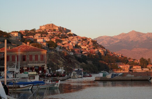 Χρειάζεται μια ζωή για να ανακαλύψεις την Ελλάδα, αλλά μόλις μία στιγμή για να ερωτευτείς το Μόλυβο