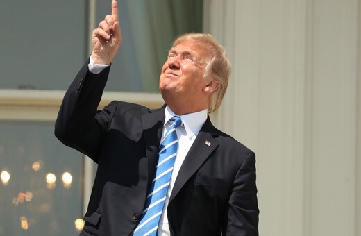 Ο Τραμπ κοίταξε την έκλειψη ηλίου χωρίς προστατευτικά γυαλιά και το ίντερνετ πήρε φωτιά