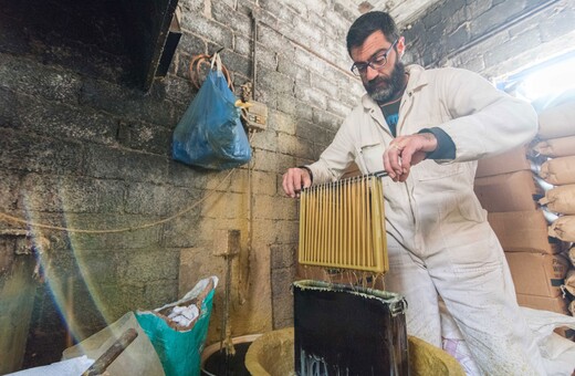 Μέσα σε ένα παλιό κηροποιείο της Τήνου