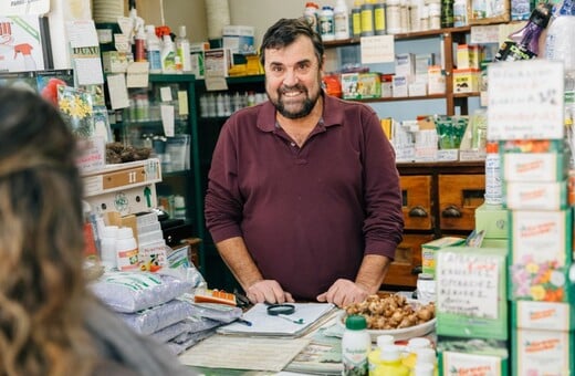 Το τελευταίο ανθοπωλείο που επιβιώνει εδώ και 120 χρόνια στην πλατεία Αγίας Ειρήνης