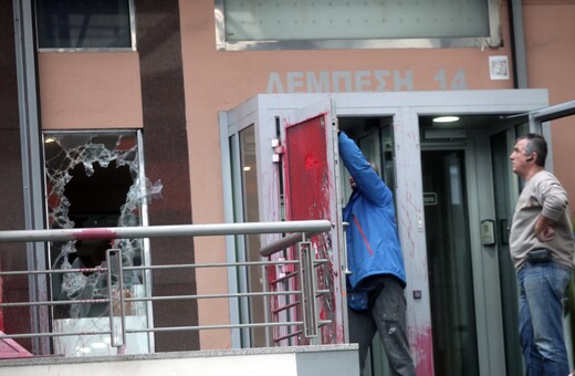 Μέλη του Ρουβίκωνα πέταξαν μπογιές στην πρεσβεία του Ισραήλ στη Αθήνα - BINTEO
