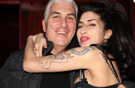 Ο πατέρας της Amy Winehouse λέει πως τον επισκέπτεται συνέχεια το φάντασμα της κόρης του