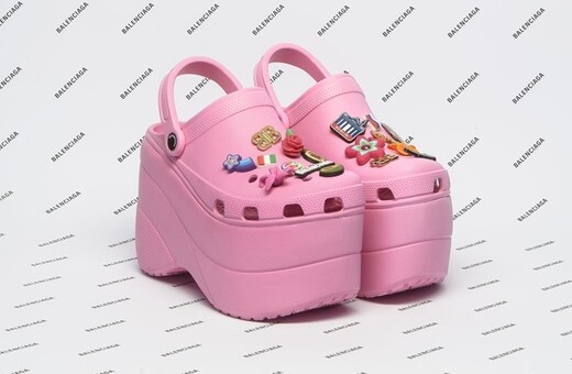 Αυτά τα Crocs του οίκου Balenciaga έγιναν sold out πριν καν κυκλοφορήσουν