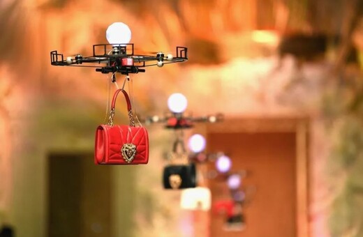 Οι Dolce & Gabbana κατέβασαν drones στην πασαρέλα και ζήτησαν από τις influencers να κλείσουν το Wi-Fi