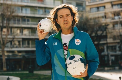 Ο Ηλίας Μάστορας φτιάχνει μπάλες ποδοσφαίρου για τυφλά παιδιά
