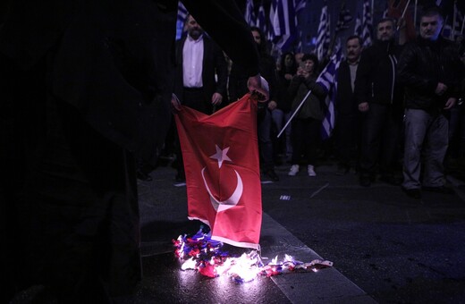 Οι Τούρκοι ανακοίνωσαν πως απαιτούν να συλληφθούν οι Χρυσαυγίτες που έκαψαν τη σημαία της χώρας τους