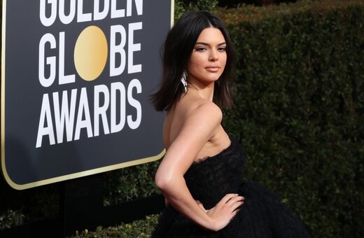 Η Kendall Jenner απαντά σε όσους την χλεύασαν επειδή εμφανίστηκε με ακμή στις Χρυσές Σφαίρες