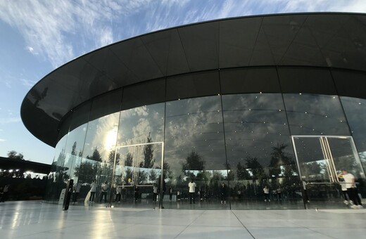 Οι νέες εντυπωσιακές εγκαταστάσεις της Apple έχουν ένα μειονέκτημα και αυτό πονάει