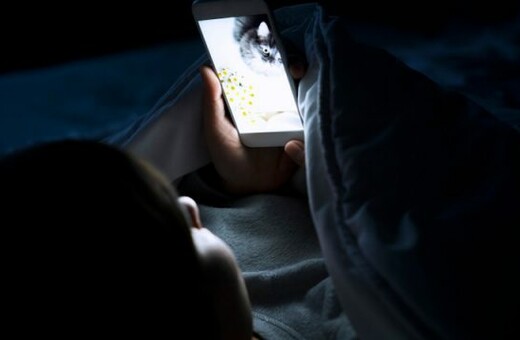 Οι «μπλε» οθόνες των κινητών επηρεάζουν τον ύπνο των παιδιών