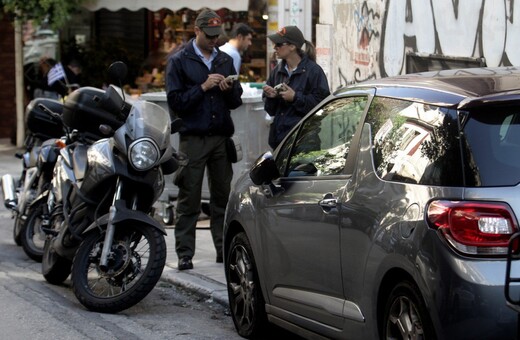 Πάρκαρε παράνομα τη μηχανή σου στην Μπενάκη, αλλά όχι στην Πανεπιστημίου. Είναι η βιτρίνα μας!