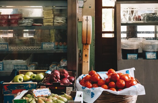 Γιατί τα νέα μπακάλικα και οι λαϊκές έχουν γίνει το κύριο εργαλείο της μαγειρικής μας;