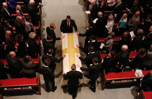 Η κηδεία της Μπάρμπαρα Μπους - Γιατί ο Τραμπ έστειλε την Μελάνια και οι σωματοφύλακές της που συγκίνησαν