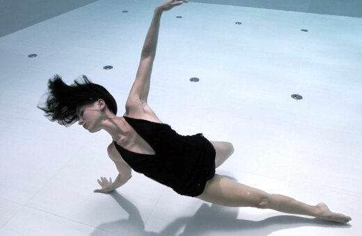 Ένας αιθέριος χορός μέσα στην πιο βαθιά πισίνα καταδύσεων του κόσμου