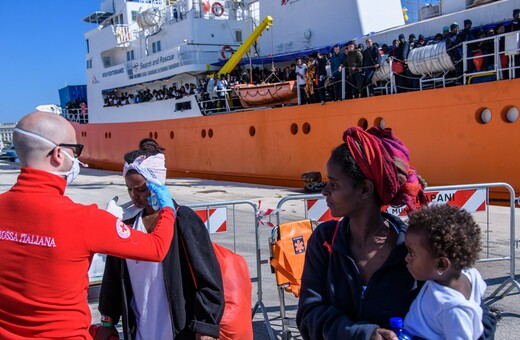 Η Ιταλία απαγόρευσε για πρώτη φορά την είσοδο σε πλοίο που μεταφέρει μετανάστες και πρόσφυγες