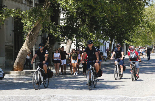 Οι μπάρες του μετρό και οι «ραλίστες» ποδηλάτες της Αρεοπαγίτου