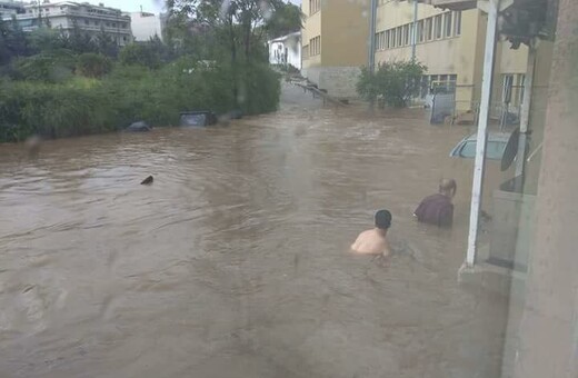 Πρωτοφανείς εικόνες έξω από το νοσοκομείο «Σωτηρία» - Πλημμύρισε ο χώρος λόγω της έντονης βροχόπτωσης