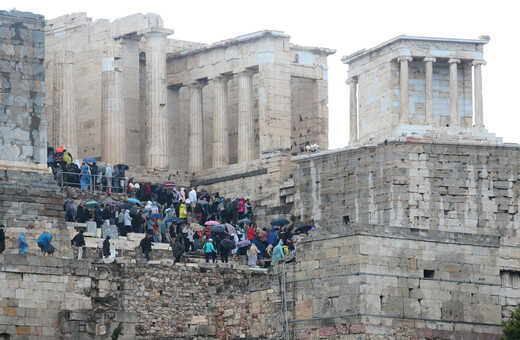 Έκλεισε η Ακρόπολη για λόγους ασφαλείας - Τέσσερις οι τραυματίες από τον κεραυνό