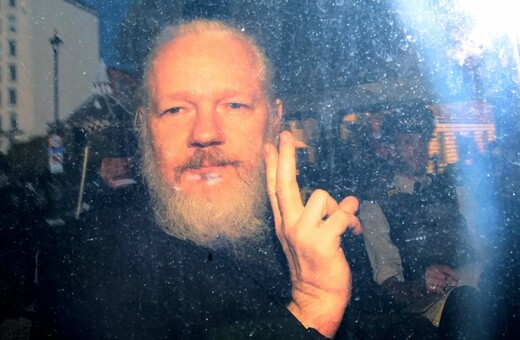 Τζούλιαν Ασάνζ: O ιδρυτής του Wikileaks αντιμέτωπος με πολλές δεκαετίες φυλάκισης