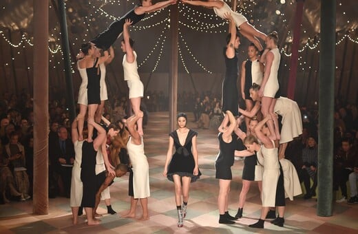 Ο Dior έστησε ένα γυναικείο τσίρκο με ακροβάτες και διασημότητες στο Παρίσι