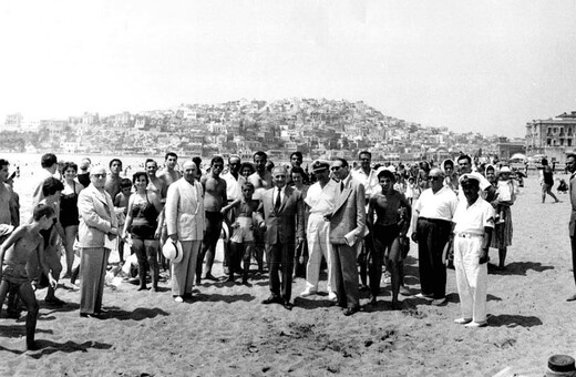 Ο Σόλων Γκίκας ανάμεσα στους λουομένους: Mια σουρεαλιστική φωτογραφία από τα παλιά