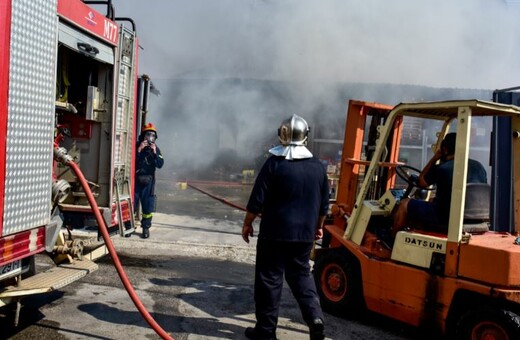 Ισχυρή δύναμη της Πυροσβεστικής για φωτιά στο Λαύριο