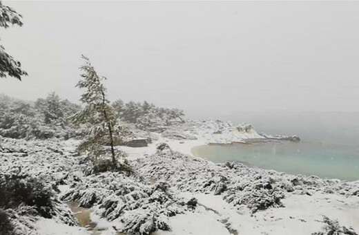 Το χιόνι έφτασε στις παραλίες - Εντυπωσιακές φωτογραφίες από το λευκό τοπίο