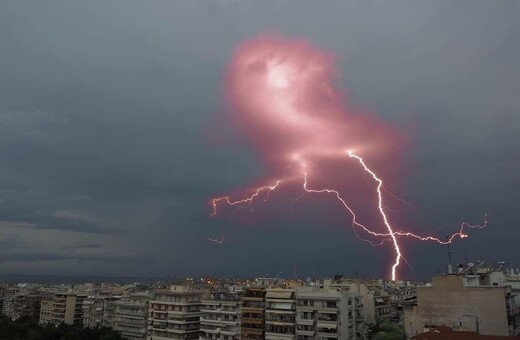 Η κακοκαιρία σάρωσε την Β. Ελλάδα - Εικόνες που τρομάζουν από κεραυνούς στη Θεσσαλονίκη