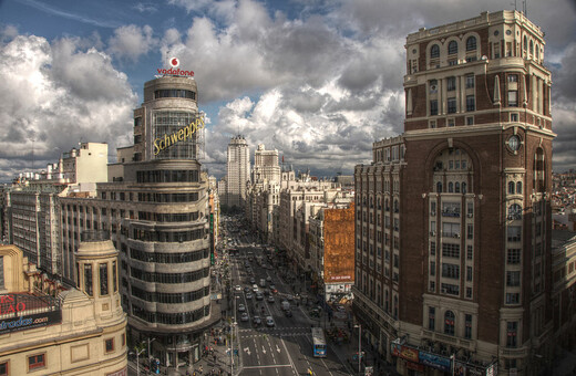 Η Μαδρίτη βγάζει εκτός σχεδόν όλα τα σπίτια της Airbnb - Η απόφαση που διχάζει