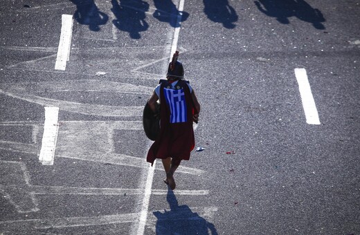 Μαραθωνοδρόμοι με ράσο, σκυλιά, μωρά και αρχαιοελληνικές στολές τρέχουν στην Αθήνα