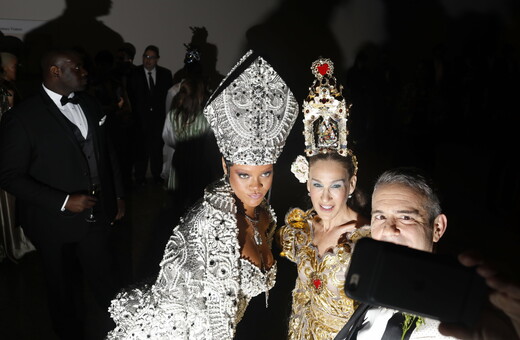 Met Gala: Η Νέα Υόρκη έτοιμη για το διασημότερο κόκκινο χαλί της χρονιάς - Οι καλεσμένοι και πόσο πληρώνουν