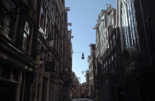 Ένας κινηματογραφιστής, που ζει στο Άμστερνταμ, μας στέλνει ένα βίντεο με εικόνες από την άδεια πόλη