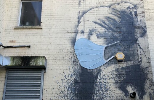 Το «Κορίτσι με το τρυπημένο τύμπανο» του Banksy «φόρεσε» μάσκα για τον κορωνοϊό