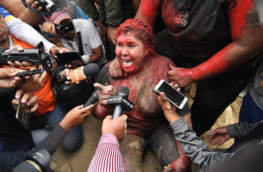 Άγριο λιντσάρισμα σε δήμαρχο στη Βολιβία - Την κούρεψαν και την περιέλουσαν με κόκκινη μπογιά